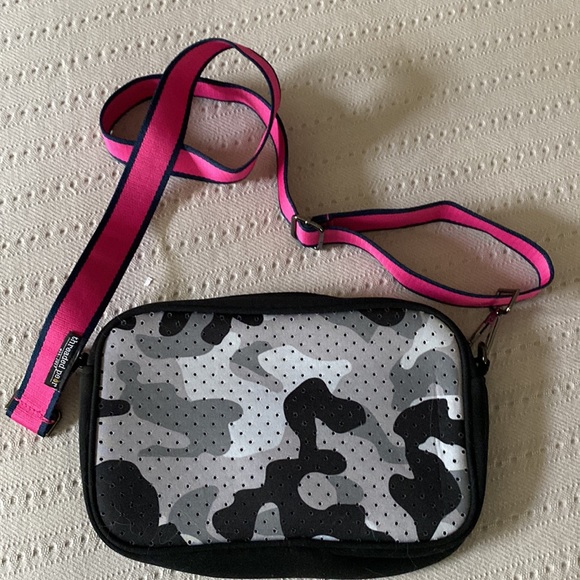 Threaded Pear Purse, adj strap. Outer zip pocket. 10” wide by 6.5” tall Camo - Picture 2 of 4